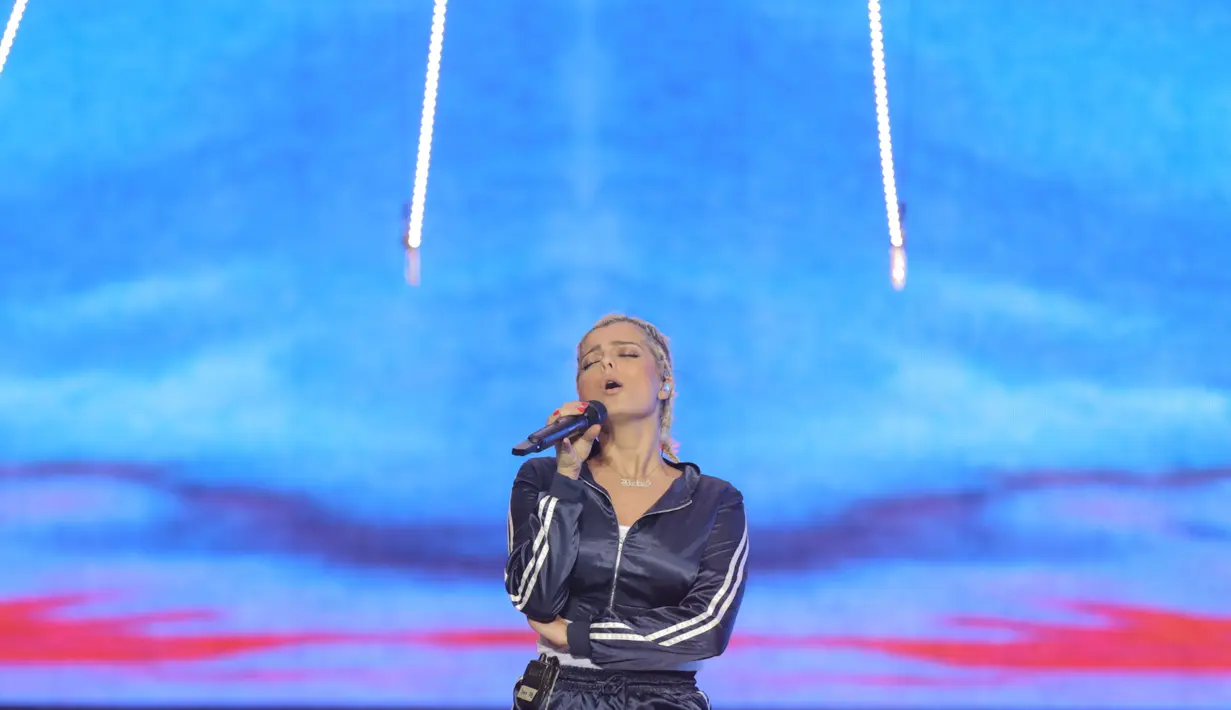 Penyanyi 27 tahun itu membawakan beberapa judul lagu hitsnya. Diantaranya lagu In the Name of Love, I Got You dan The Way I Are. Bebe juga terlhat antusias tampil dalam acara tersebut. (Nurwahyunan/Bintang.com)