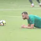 Ilija Spasojevic melakukan PLANK sebelum berlatih bersama timnas Indonesia U-23 di Lapangan A,B,C, Senayan, Jakarta (18/2/2018). Latihan ini merupakan persiapan Asian Games 2018. (Bola.com/Nick Hanoatubun)