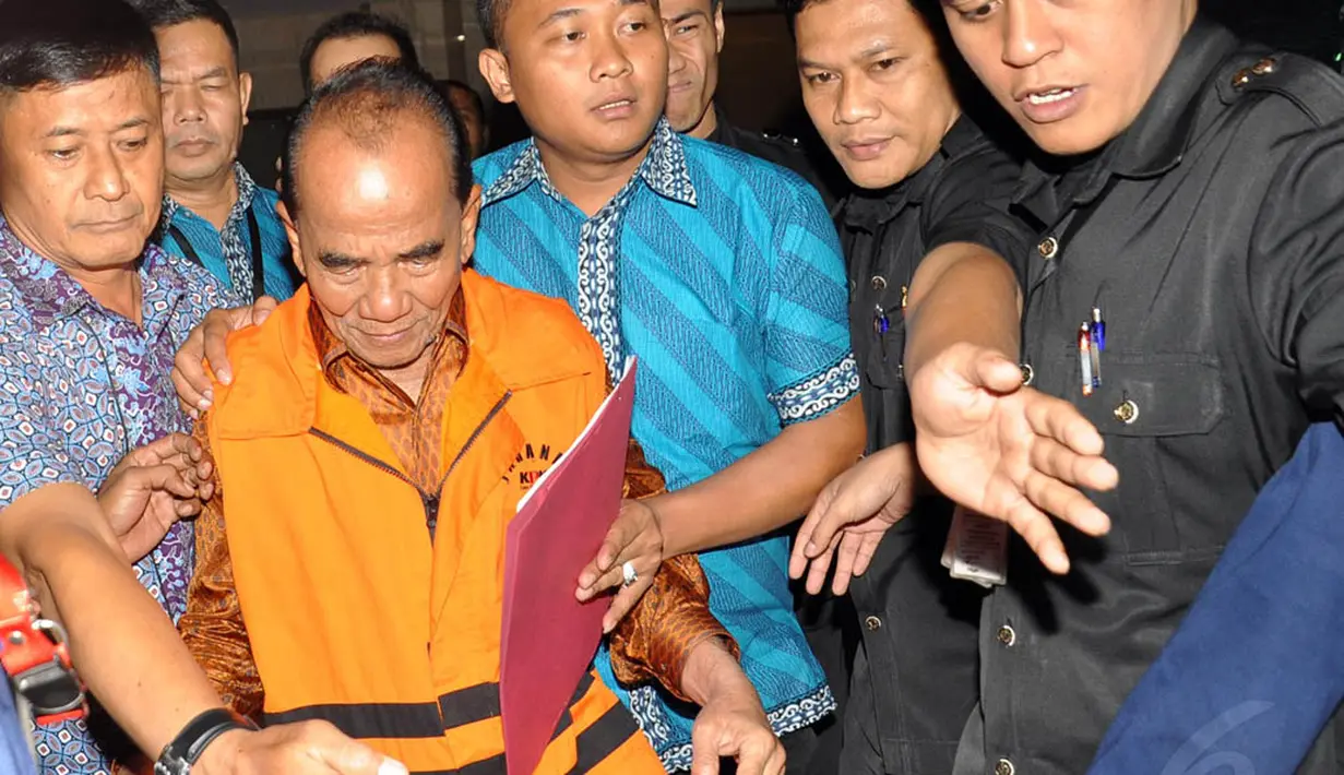 Gubernur Riau Annas Maamun hanya bisa tertunduk saat dihujani pertanyaan wartawan di Gedung KPK, Jakarta, (26/9/14). (Liputan6.com/Miftahul Hayat)