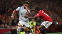 Tyrell Malacia saat menjaga Mohamed Salah di laga MU vs Liverpool (AFP)