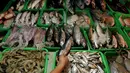 Beragam jenis dan bentuk ikan ditawarkan oleh para pedagang yang menggelar dagangannya hingga pagi menjelang di tepi jalan Raya Bogor, Jakarta Timur (12/5/2014). (Liputan6.com/Johan Tallo) 