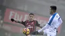 Pemain AC Milan, Gianluca Lapadula, beebut bola dengan pemain Atalanta, Rafael Toloi, dalam lanjutan Serie A yang berlangsung di Stadion San Siro, Milan, Sabtu (17/12/2016) waktu setempat. (AFP/Tiziana Fabi)