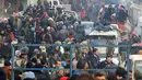 Warga Aleppo berkumpul dan menunggu untuk dievakuasi dari sektor yang dikuasai pemberontak Aleppo timur, Suriah (16/12). (REUTERS / Abdalrhman Ismail)
