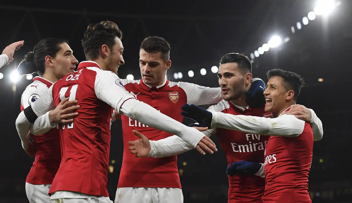 Para pemain Arsenal merayakan gol yang dicetak Alexis Sanchez ke gawang Huddersfield pada laga Premier League di Stadion Emirates, London, Rabu (29/11/2017). Arsenal menang 5-0 atas Huddersfield. (AFP/Ben Stansall)