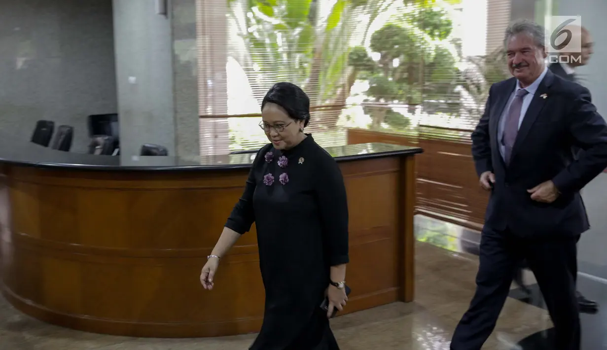 Menlu RI, Retno Marsudi diikuti Menlu Luxemburg Jean Asselborn menuju pertemuan di Gedung Kemenlu, Jakarta, Selasa (30/5). Dalam kunjungannya Jean dan Menlu Retno membahas kerja sama dalam bidang keuangan dan investasi (Liputan6.com/Faizal Fanani)