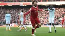 Pemain Liverpool, Mohamed Salah merayakan golnaya ke gawang West Ham pada laga Premier League pekan ke-28 di Anfield Stadium, Liverpool, (24/2/2018). Liverpool menang 4-1. (AFP/Oli Scarff)