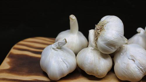 Bawang putih di atas talenan (Pexels)