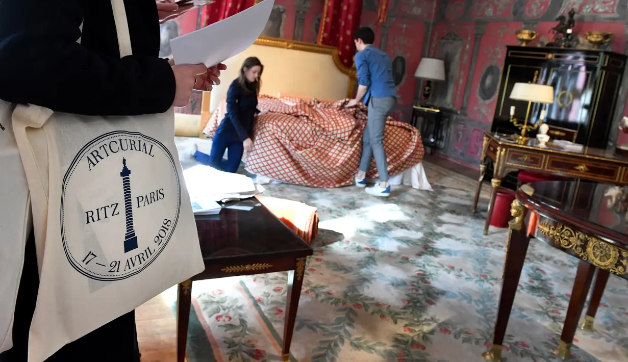 Pekerja menyiapkan tampilan ruangan Suite Imperiale dari Hotel Ritz sebelum dipamerkan di rumah lelang Artcurial, Paris, Rabu (11/4).  Hotel legendaris di Paris tersebut melelang beberapa barang ikoniknya pada 17 April mendatang. (GERARD JULIEN/AFP)