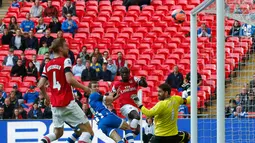 Bacary Sagna (Arsenal - kedua dari kanan) gagal memanfaatkan peluang untuk mencetak gol ke gawang Wigan Athletic dalam laga semifinal Piala FA Inggris di Stadion Wembley, (12/4/2014). (REUTERS/Eddie Keogh)