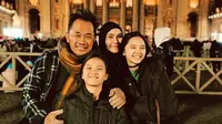 Zaskia Adya Mecca berhijab hitam saat di Vatikan, masuk ke sebuah gereja, dan merasakan misa Natal yang tertib. Ia tak dipandang aneh. Hati pun hangat. (Foto: Dok. Instagram @hanungbramantyo)