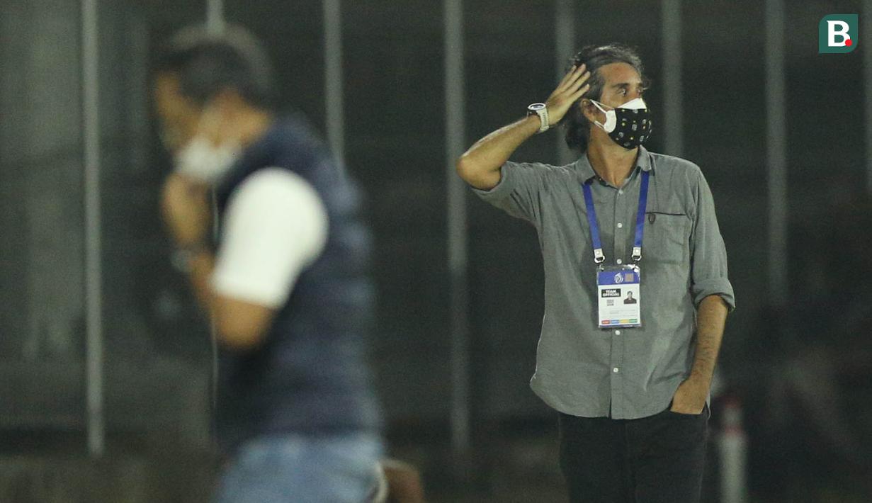 Sayangnya anak asuh Stefano Cuggura "Teco" dan Aji Santoso tak mampu memanfaatkan banyaknya peluang di 45 menit pertama yang membuat skor pertandingan berakhir dengan skor kacamata. (Bola.com/M Iqbal Ichsan)