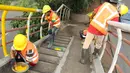 Pekerja mengecat jembatan penyeberangan orang (JPO) di kawasan Cipayung, Jakarta Timur, Rabu (30/5). Pengecatan dilakukan untuk merawat JPO agar tidak kusam dan lebih nyaman digunakan oleh pejalan kaki. (Liputan6.com/Immanuel Antonius)