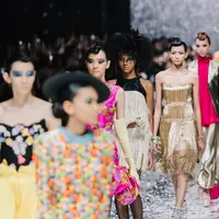 Didi Budiardjo menampilkan koleksi yang terinspirasi Paris era 80-an. [Foto: Didi Budiardjo].