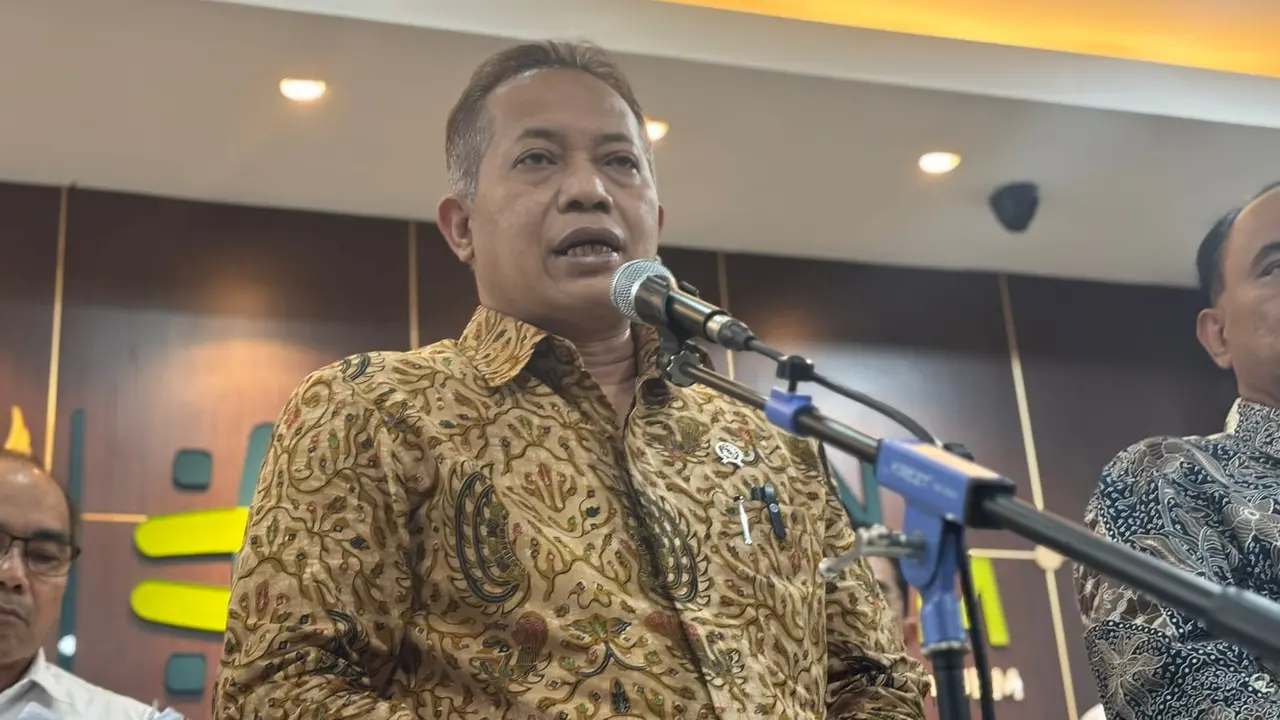 Wakil Menteri Koperasi Ferry Juliantono, dalam konferensi pers terkait Koperasi Susu Boyolali, di gedung Kemenkop, Jakarta, Senin (11/11/2024). (Tira/Liputan6.com)