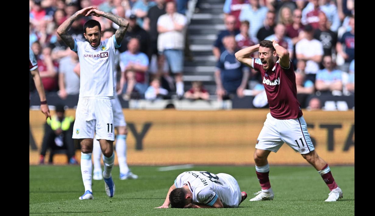 Belum lama ini gelandang Burnley Ashley Westwood mengalami cedera horor usai berbenturan dengan pemain West Ham, Nikola Vlasic. Cedera horor yang dialami Westwood mengakibatkan kakinya patah. (AFP/Justin Tallis)