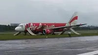 Pesawat yang tergelincir dan masuk ke lahan berumput di Brunei. (Twitter)