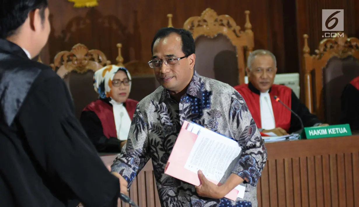 Menhub, Budi Karya Sumadi usai menjadi saksi pada sidang suap perizinan dan pengadaan proyek di lingkungan Ditjen Hubla TA 2016-2017 dengan terdakwa Antonius Tonny Budiono di Pengadilan Tipikor, Jakarta, Rabu (28/3). (Liputan6.com/Helmi Fithriansyah)