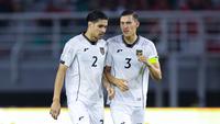 Pemain Timnas Indonesia,&nbsp;Kevin Diks&nbsp;berbincang dengan Jay Idzes saat melawan Timnas Lebanon dalam laga FIFA Matchday 2025 di Stadion Gelora Bung Tomo, Surabaya, Senin (8/9/2025). (Bola.com/Abdul Aziz)