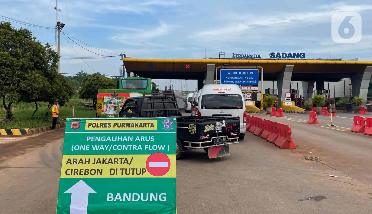<p>Sejumlah pengendara arah Jakarta sedang menunggu di gerbang  pintu tol Sadang, Jawa Barat, Sabtu (30/4/2022).  Sejumlah pengendara terpaksa harus menggugurkan berjam-jam akibat pemberlakuan one way di ruas jalan tol Jakarta-Cikampek.  (Liputan6.com/Angga Yuniar)</p>
