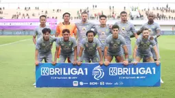 Para pemain starting XI Persebaya Surabaya berfoto bersama sebelum dimulainya laga pekan ke-25 BRI Liga 1 2023/2024 menghadapi Persita Tangerang di Stadion Indomilk Arena, Tangerang, Jumat (23/2/2024). (Bola.com/M Iqbal Ichsan)