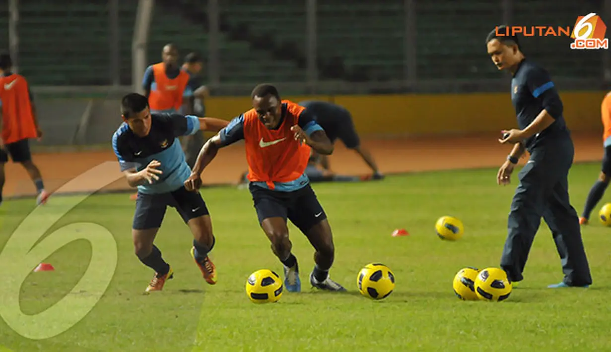 Asisten pelatih Yeyen Tumena terlihat mengawasi langsung latihan pergerakan para penggawa Timnas Indonesia dalam sesi latihan pada Minggu malam (27/10/13) (Liputan6.com/Helmi Fithriansyah)