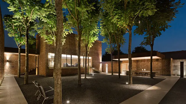 Inspirasi gedung kantor yang unik dengan aksen batu bata