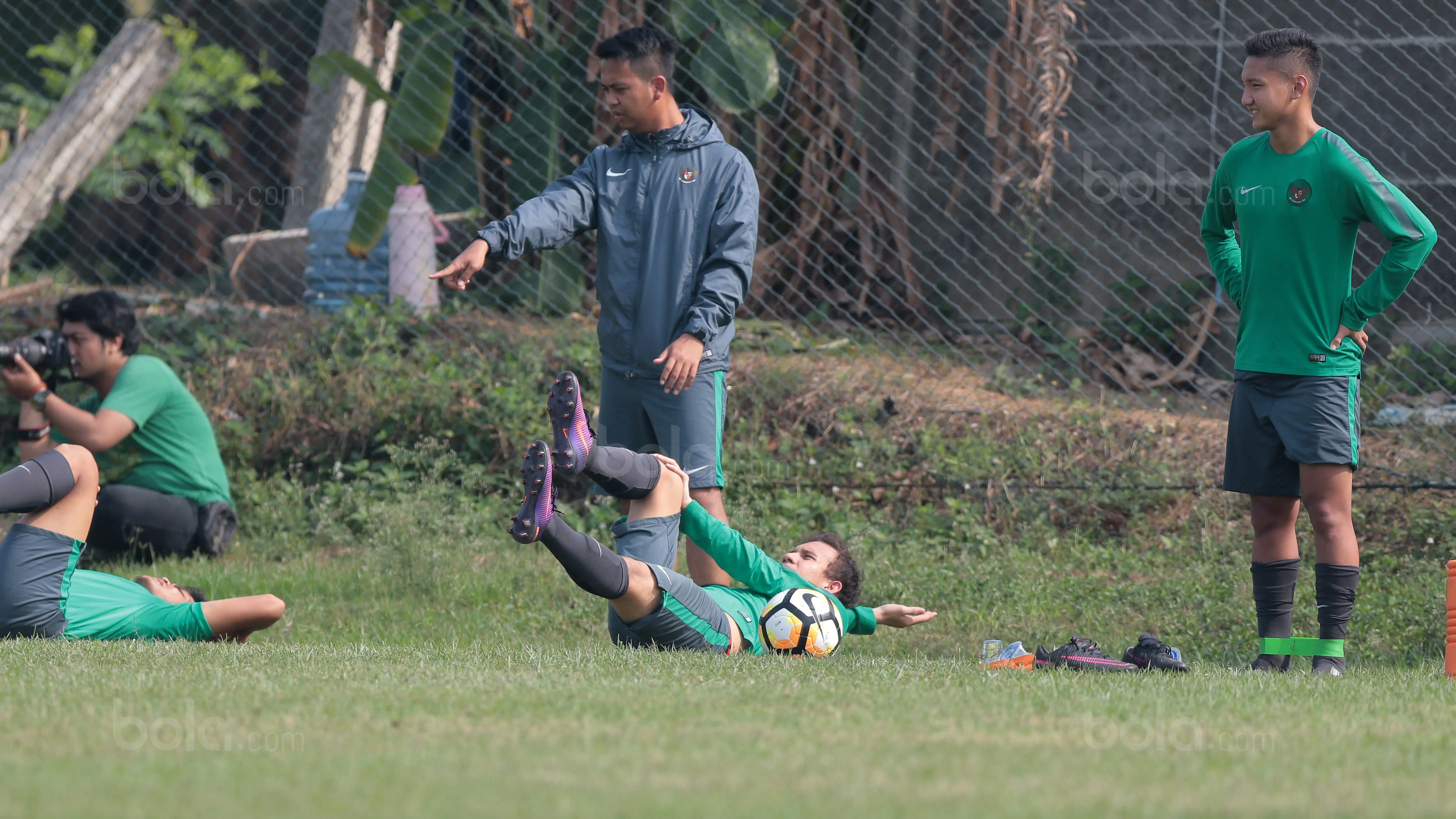 Egy Maulana (tengah), Rachmat Irianto (kiri), dan Syahrian Abimanyu (kanan) berlatih terpisah pada latihan perdana di Lapangan LFA, Bekasi, Jumat (29/9/2017). Latihan tersebut merupakan persiapan uji coba melawan Kamboja. (Bola.com/Nicklas Hanoatubun)