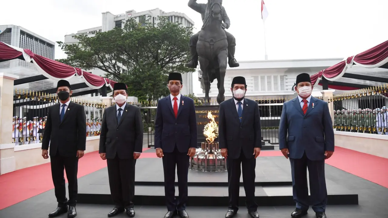 Presiden Jokowi meresmikan Tugu Api Semangat Indonesia Merdeka Tidak Pernah Padam di Lapangan Bela Negara, Kementerian Pertahanan Jakarta, Selasa (9/11/2021)