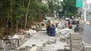 Pekerja mengerjakan proyek revitalisasi trotoar di kawasan Kemang, Jakarta, Kamis (31/10/2019). Revitalisasi trotoar Kemang yang ditargetkan rampung pada November 2019 ini untuk memaksimalkan kenyamanan pejalan kaki dan mendongkrak aktivitas ekonomi di kawasan tersebut. (Liputan6.com/Angga Yuniar)