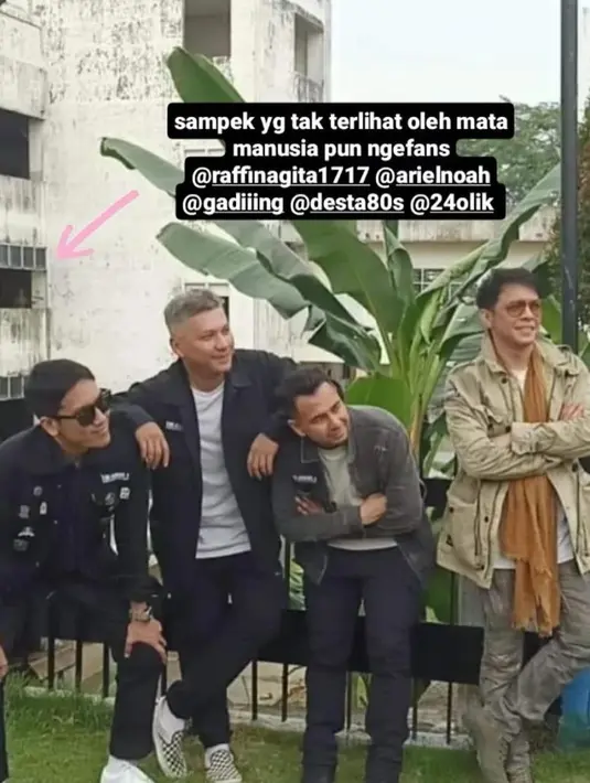 Raffi Ahmad berpose dengan background gedung tua yang terletak di Pangkalan Brandan, Langkat, Sumatera Utara. (Foto: Instagram/ @24olik/ raffinagita1717)