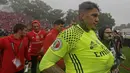 Kiper Benfica, Ederson Moraes, merayakan keberhasilan meraih gelar Piala Portugal usai mengalahkan Victoria SC di Stadion Jamor, Oeiras, Minggu (28/5/2017). (AFP/Jose Manuel Ribeiro)