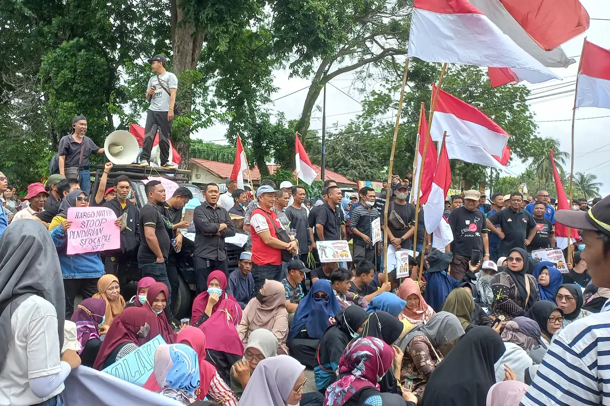 Aksi menolak stockpile batu bara