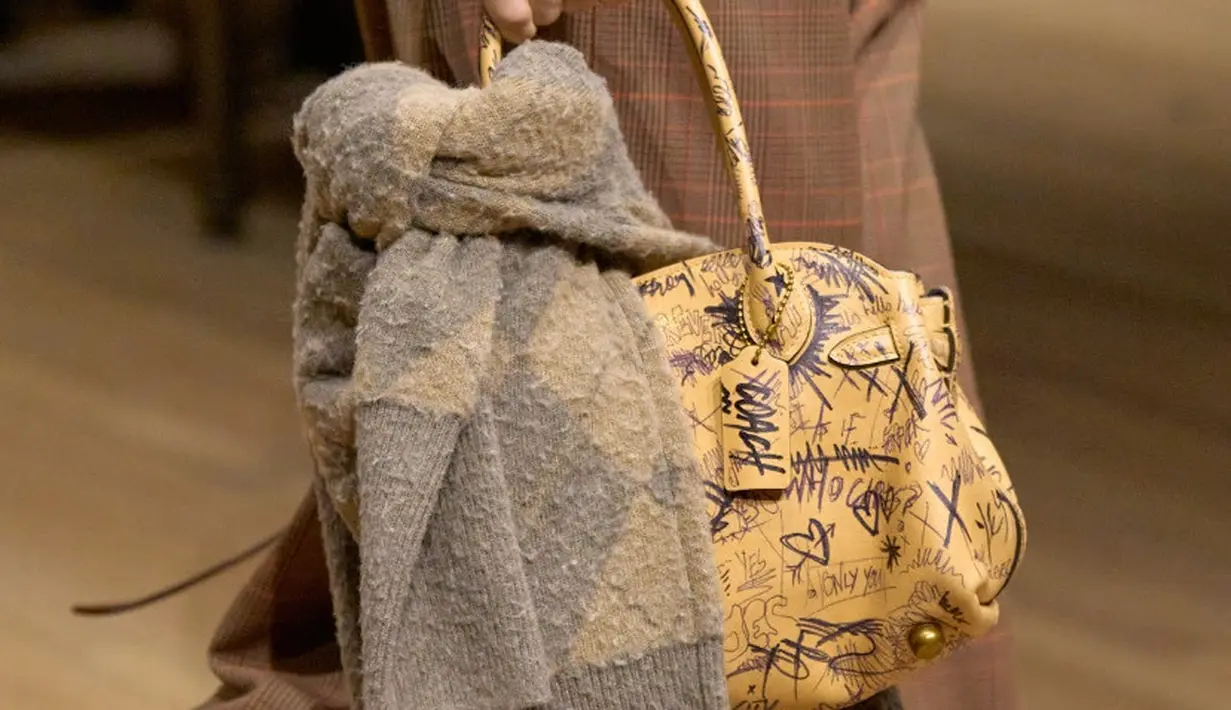 Koleksi musim ini juga menunjukkan kembalinya tas Brooklyn dan Empire, kini dengan proporsi yang lebih playful dan compact. Ketiga tas ini dibuat dengan metode vegetable tanned, yang diproses dalam metode terbaru dinamakan Loved Leather, menggunakan bahan shearling, serta menampilkan beberapa hiasan grafiti yang dibuat dengan tangan. Di saat beberapa tas hadir dengan warna klasik Coach seperti toffee, chestnut, dan maple, tas Bleecker Bucket Bag kini hadir dalam model yang terinspirasi dari arsip Coach dengan tambahan warna yang mencolok.