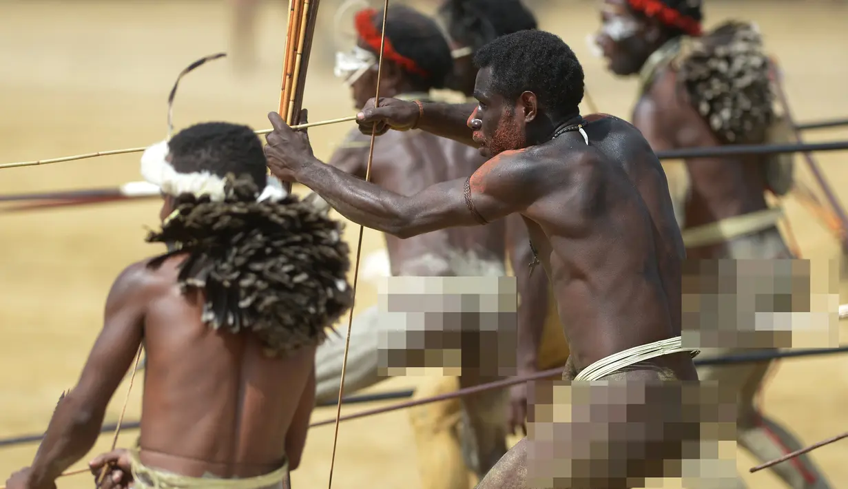 Suku di Papua menggelar pertunjukan Festival Lembah Baliem ke-27 di Wamena, Papua, Senin (8/8). Festival Lembah Baliem adalah pertunjukkan perang antar suku. Tentu saja bukan perang sungguhan. (AFP PHOTO/Adek Berry)