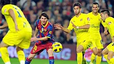 Lionel Messi (tengah) masih bisa berkelit meski dike-pung sejumlah pemain Villarreal pada laga La Liga di Nou Camp, 13 November 2010. Barca menang 3-1, Messi dua gol. AFP PHOTO/LLUIS GENE