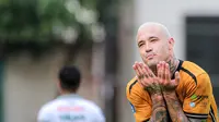 Reaksi kecewa pemain Bhayangkara FC, Radja Nainggolan saat menghadapi PSS Sleman pada laga pekan ke-25 BRI Liga 1 2023/2024 di Stadion PTIK, Jakarta Selatan, Kamis (22/2/2024). (Bola.com/Bagaskara Lazuardi)