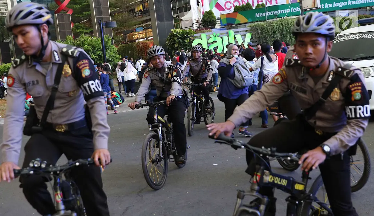 Petugas kepolisian berpatroli sepeda di Senayan, Jakarta, Minggu (2/9). Untuk meminimalisasi kemacetan jelang penutupan Asian Games 2018, rekayasa lalu lintas dilakukan di sejumlah ruas jalan dari dan menuji Senayan. (Liputan6.com/Immanuel Antonius)