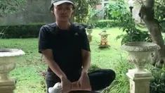 Berita video TikTok Bola.com kali ini menampilkan presenter Bola.com, Iqri Widya, yang tidak lupa untuk berolahraga saat work from home (WFH).