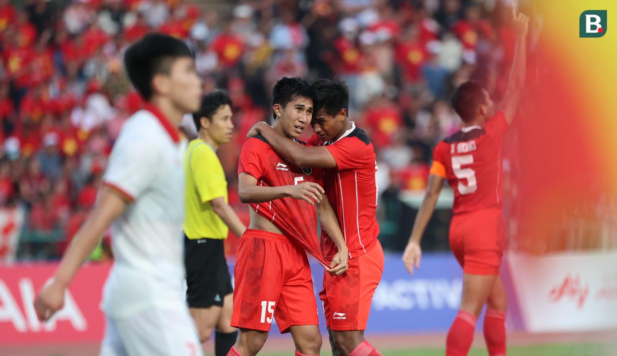 <p>Selebrasi gelandang Timnas Indonesia U-22, Muhammad Taufany (tengah) setelah mencetak gol ketiga ke gawang Vietnam pada laga semifinal cabor sepak bola SEA Games 2023 di Olympic National Stadium, Phnom Penh, Kamboja, Sabtu (13/5/2023). (Bola.com/Abdul Aziz)</p>