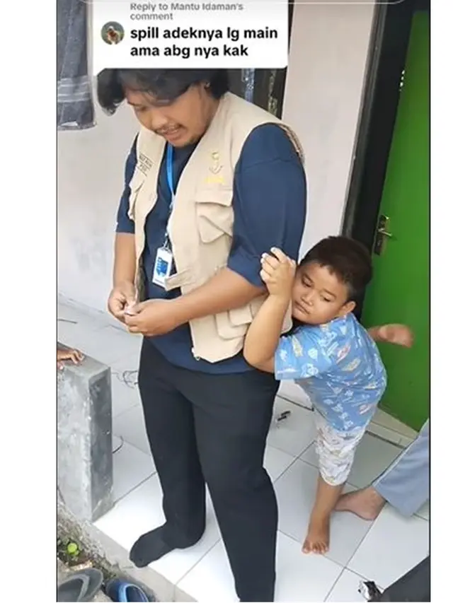 Momen Akrab Bocah dengan Mahasiswa KKN yang Baru Sehari Kenal, Lengket Banget