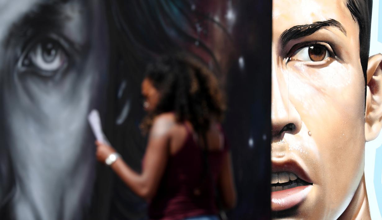 Lukisan striker Portugal, Cristiano Ronaldo (kanan), dipamerkan bersama lukisan pemain top lainnya di depan Balaikota Paris, Prancis, (7/6/2016). (AFP/Kenzo Tribouillard)