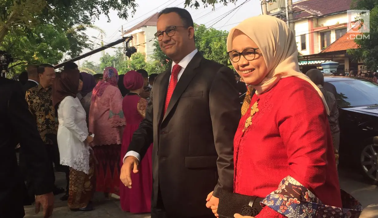 Gubernur DKI Jakarta Anies Baswedan menggandeng istrinya saat datang ke pernikahan putri Presiden Jokowi, Kahiyang Ayu dan Bobby Nasution di Gedung Graha Saba Buana, Solo, Rabu (8/11). (Liputan6.com/Lizsa Egeham)