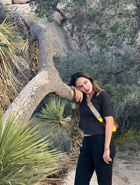 Tidak cukup jalan-jalan di tengah kota, Luna Maya mencoba tracking di Joshua Tree National Park yang terkenal dengan hamparan batu-batu besar. Mengenakan legging dan t-shirt berwarna hitam, Luna Maya masih menggendong Mini Puzzle Bag dari Loewe yang terlihat mencolok. (instagram/lunamaya)