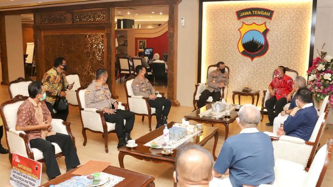 Kapolda Jateng Irjen Pol Ahmad Lutfi saat menerima bantuan terkait penanganan Covid-19 di Jawa Tengah. (Foto: Liputan6.com/Humas Polda Jateng)