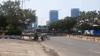 Akses menuju Jalan Gatot Subroto yang berada persis di depan gedung DPR-MPR, Jakarta, masih ditutup dengan pagar beton, Kamis (26/9/2019). (Liputan6.com/Nanda Perdana Putra)