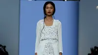 Inspirasi kebaya unik di panggung Jakarta Fashion Week (JFW) 2023 salah satunya berasal dari koleksi bertajuk "Baur" dari Sejauh Mata Memandang. (dok. JFW)