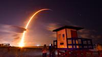 Roket Falcon 9 lepas landas dari Space Launch Complex 40 di Florida's Cape Canaveral Air Force Station, Amerika Serikat, Kamis (23/5/2019). Perusahaan penerbangan luar angkasa SpaceX meluncurkan 60 satelit Starlink ke orbit rendah Bumi. (Malcolm Denemark/Florida Today via AP)
