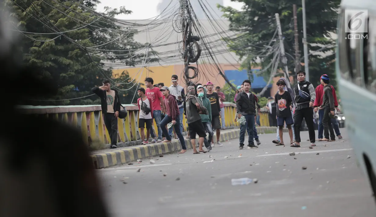 Sejumlah massa terlibat bentrok dengan polisi di kawasan Petamburan, Jakarta Barat, Rabu (22/5/2019). Kapolres Metro Jakarta Barat Kombes Hengki Haryadi mengatakan ada 99 orang diamankan di Polres Jakarta Barat dan Polda Metro Jaya. (Liputan6.com/Faizal Fanani)
