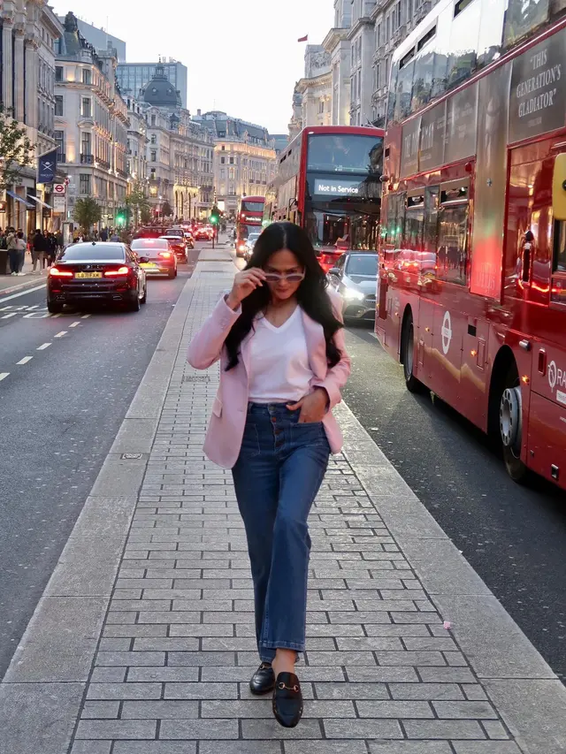 Tampil Stylish, Ini 7 Gaya Donna Harun saat di London yang Curi Perhatian