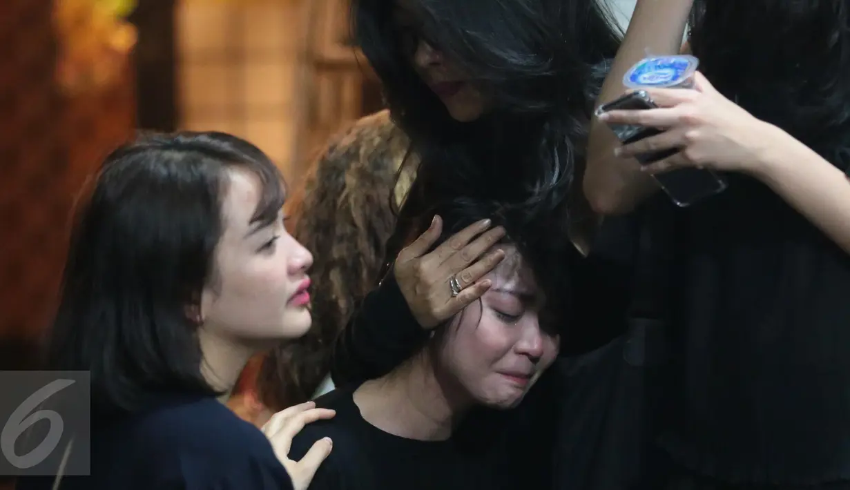 Suasana haru menyelimuti sejumlah member grup idola JKT48 saat melayat ke kediaman almarhum manajer mereka, Inao Jiro, di Perumahan River Park, Kota Tangerang Selatan, Rabu (22/3). (Liputan6.com/Herman Zakharia)